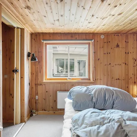 2 Bedroom Amazing In Vaeggerlose Dom wakacyjny